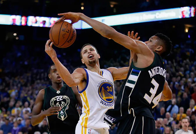 at ORACLE Arena on December 18, 2015 in Oakland, California. NOTE TO USER: User expressly acknowledges and agrees that, by downloading and or using this photograph, User is consenting to the terms and conditions of the Getty Images License Agreement.