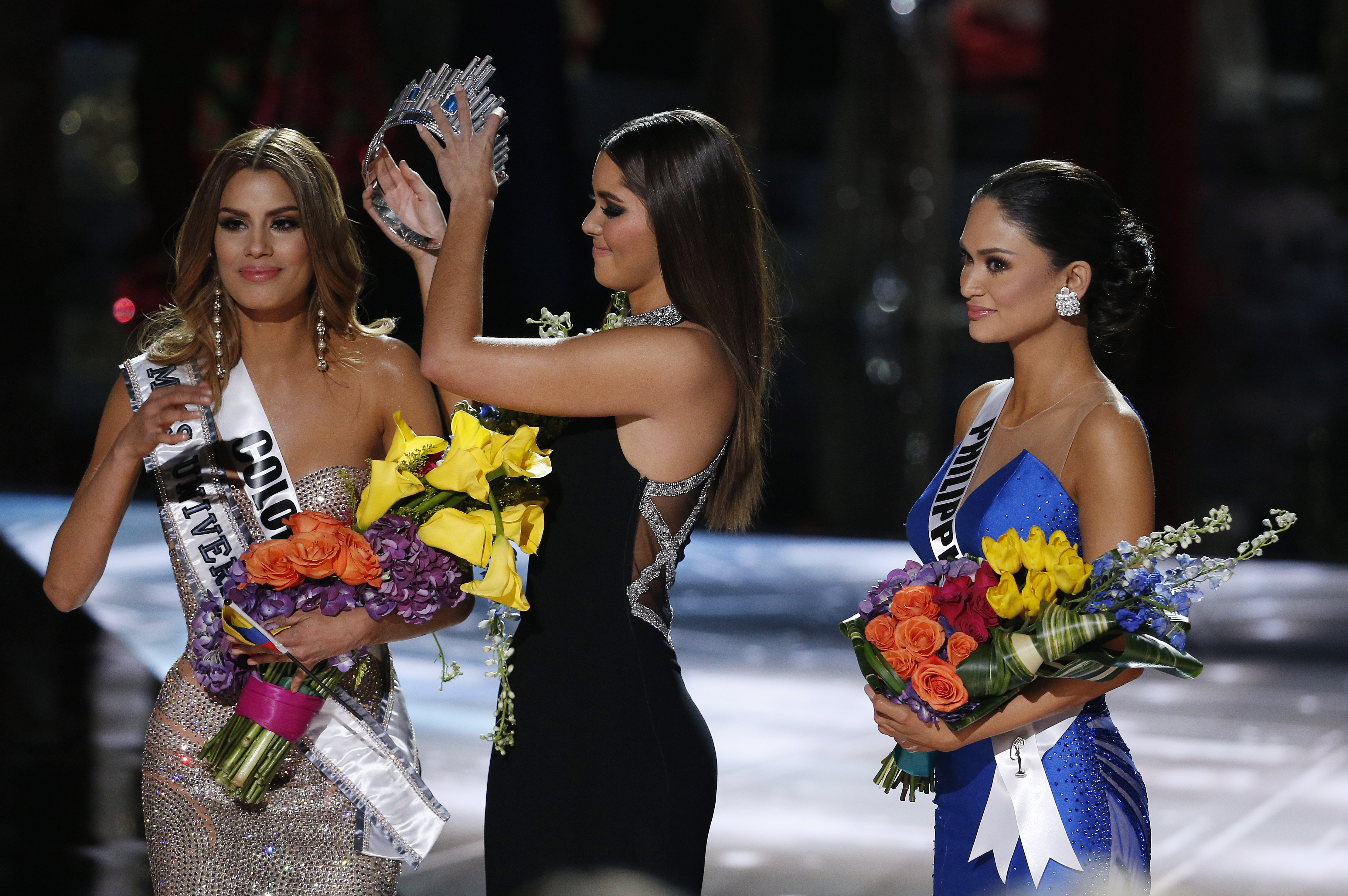 Награда победительнице конкурса красоты. Пия Алонсо Вуртцбах Мисс Вселенная. Мисс Вселенная Филиппины 2015. Мисс Вселенная Королева.