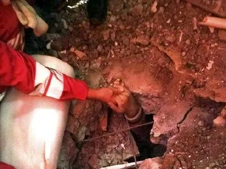 First Survivor Is Freed From Rubble in Shenzhen Landslide