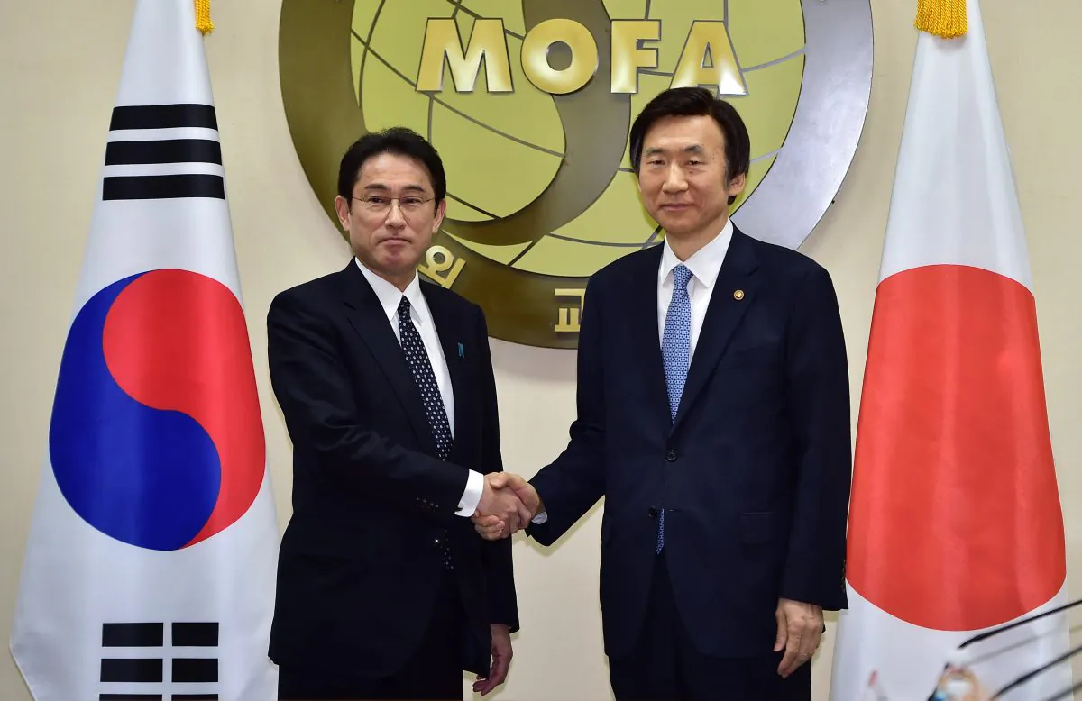 South Korean Foreign Minister Yun Byung-Se (R) and his Japanese counterpart Fumio Kishida pose for a photo at the start of their meeting at Foreign Ministry in Seoul on Dec. 28, 2015. (Jung Yeon-je/Pool Photo via AP)