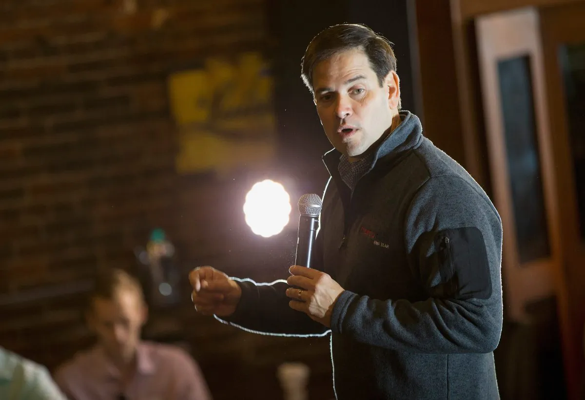 Republican presidential candidate Sen. Marco Rubio (R-FL) speaks to guests during a campaign stop at Smokey Row Coffee House on November 21, 2015 in Oskaloosa, Iowa. Yesterday Rubio participated in the Presidential Family Forum in Des Moines with six of his Republican rivals for the nomination. Rubio has several campaign stops scheduled in the state today.  (Photo by Scott Olson/Getty Images)