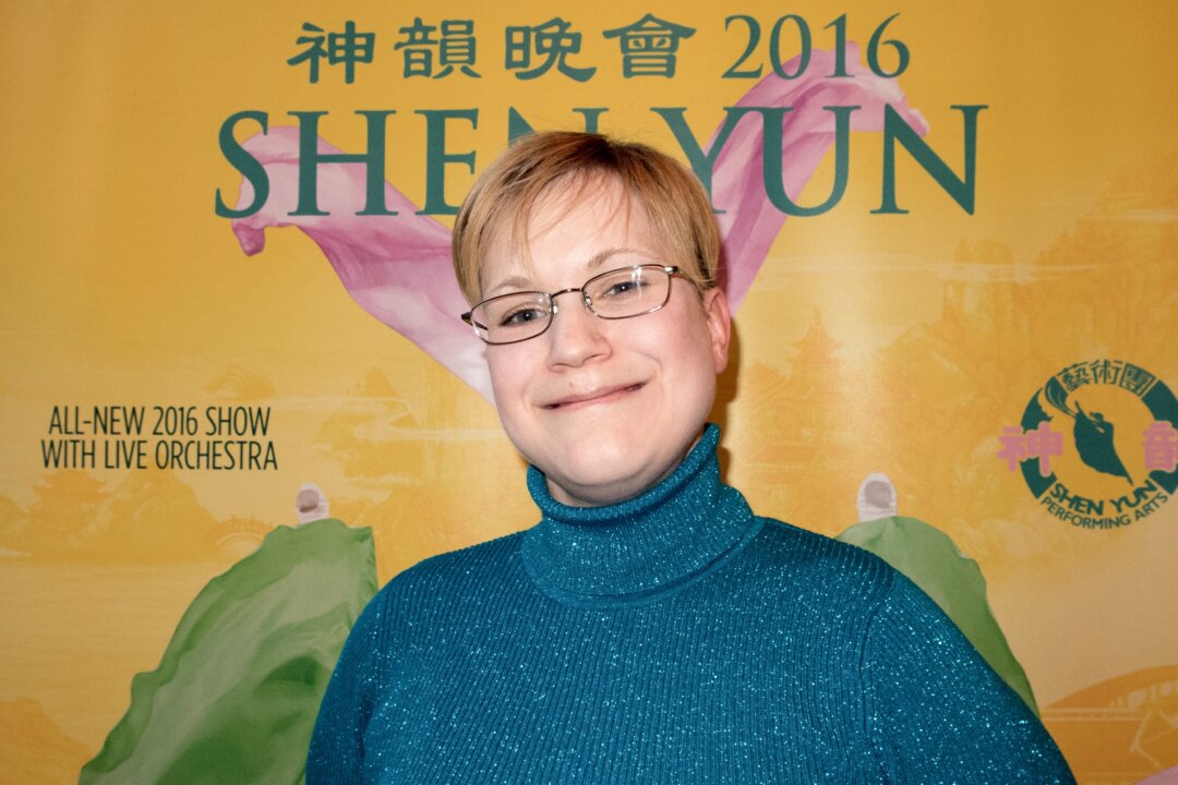 Holly Scholz talks about her Shen Yun experience at  Salt Lake City's Janet Quinney Lawson Capitol Theatre, on Dec. 30, 2015. (Courtesy of NTD Television)