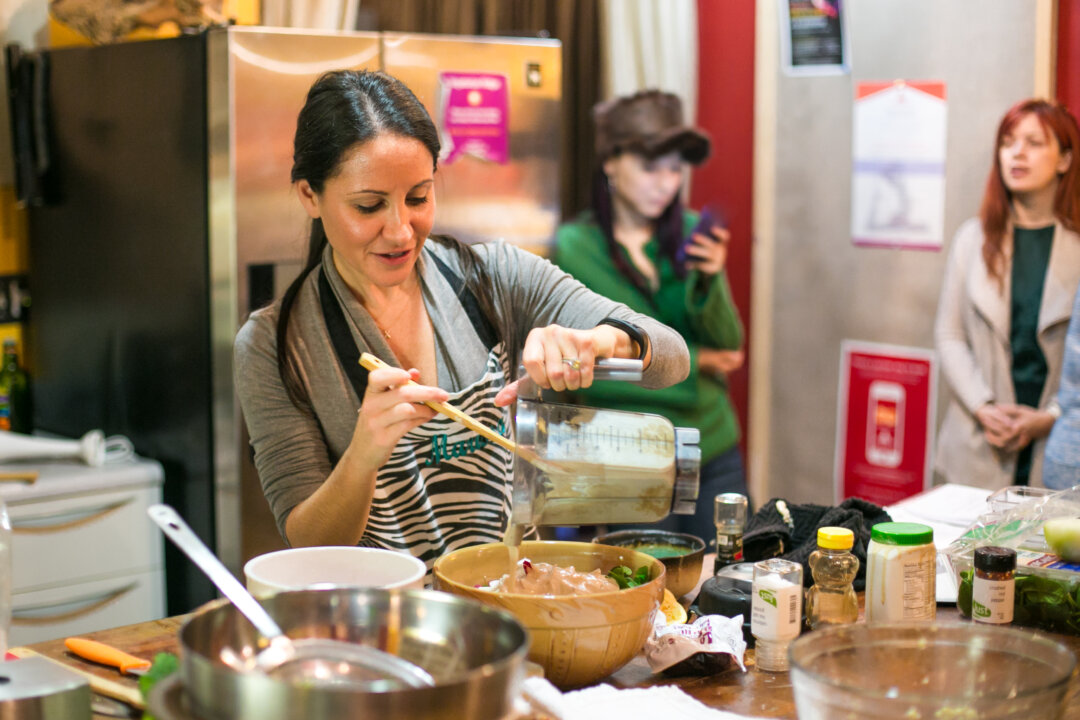 Holistic health coach Marissa Vicario teaches a class how to cook healthy dishes quick and easy, at the Atmananda Yoga Sequence in Manhattan, N.Y., on Jan.27, 2016. (Benjamin Chasteen/Epoch Times)