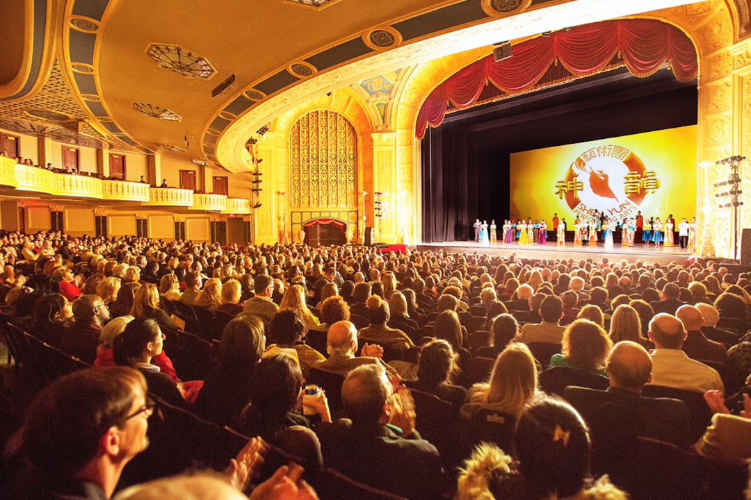Shen Yun Performing Arts Touring Company's curtain call at the Detroit Opera House, on Jan. 3, 2016. (Evan Ning/Epoch Times)