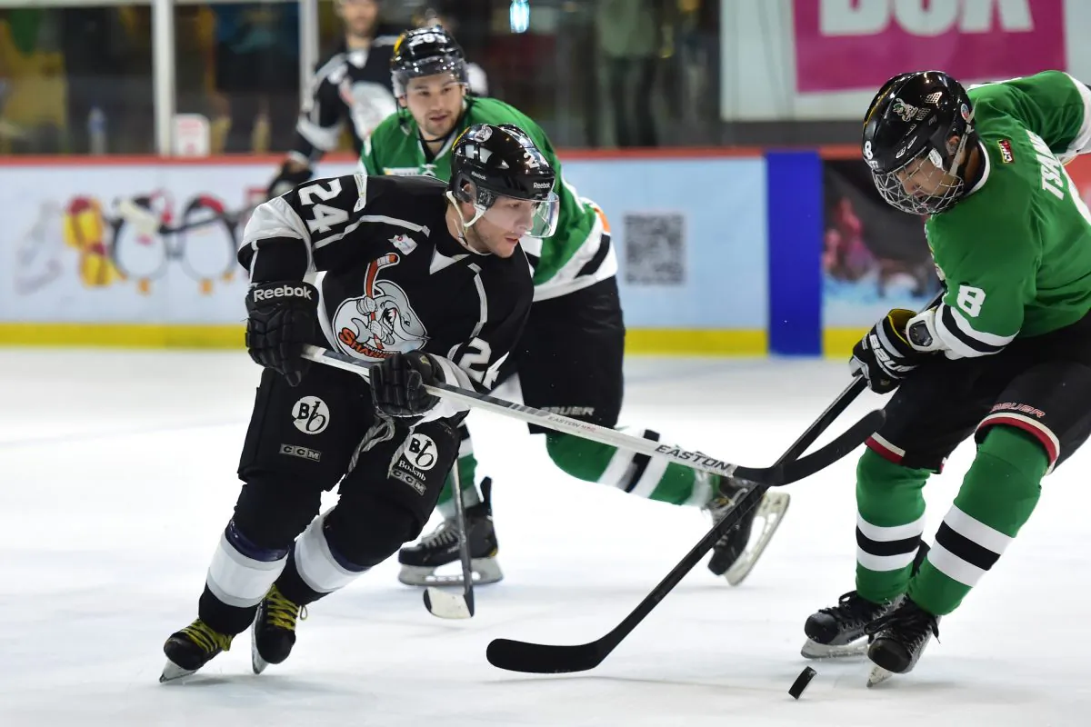 Kirk Golden of South China Sharks shirt number 24 is the CIHL leading player at the end of year break with 30points playing against Macau Aces in their match on Dec 3, 2015.
(Bill Cox/Epoch Times)