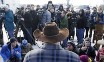 Oregon Standoff Leader Attends Meeting, Hears Chants of ‘Go’