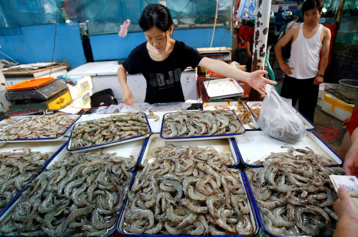 A Chinese vendor sells shrimp and prawns at a wet market in Beijing on July 19, 2007. (Teh Eng Koon/Getty Images)