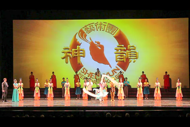 Shen Yun Performing Arts New York Company's curtain call at The Lakeland Center on Wednesday, Jan. 5, 2016. (Epoch Times)