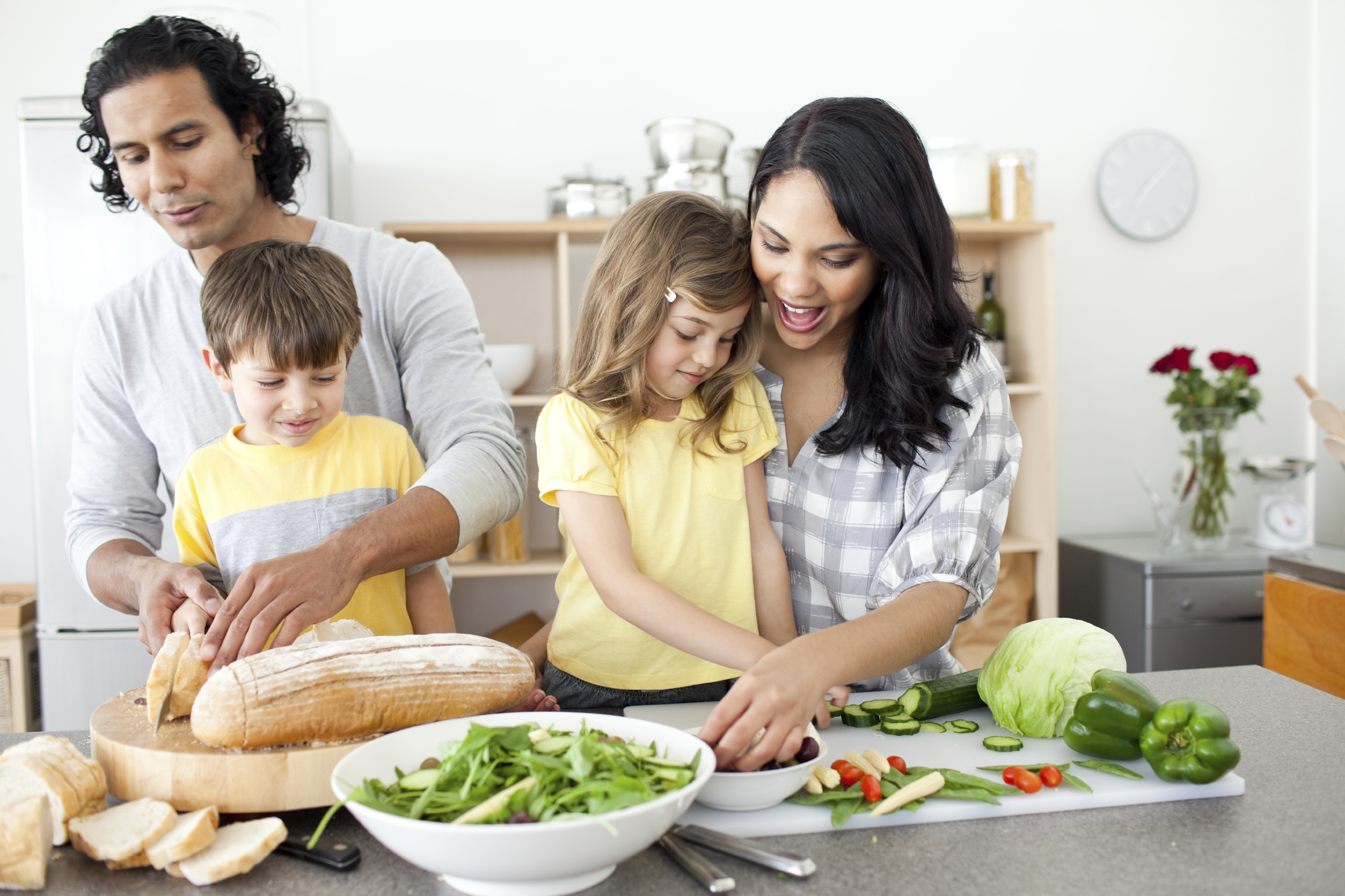 Заработки семьи. Семья ужинает. Семья готовит. Готовка с детьми. Здоровое питание в семье.