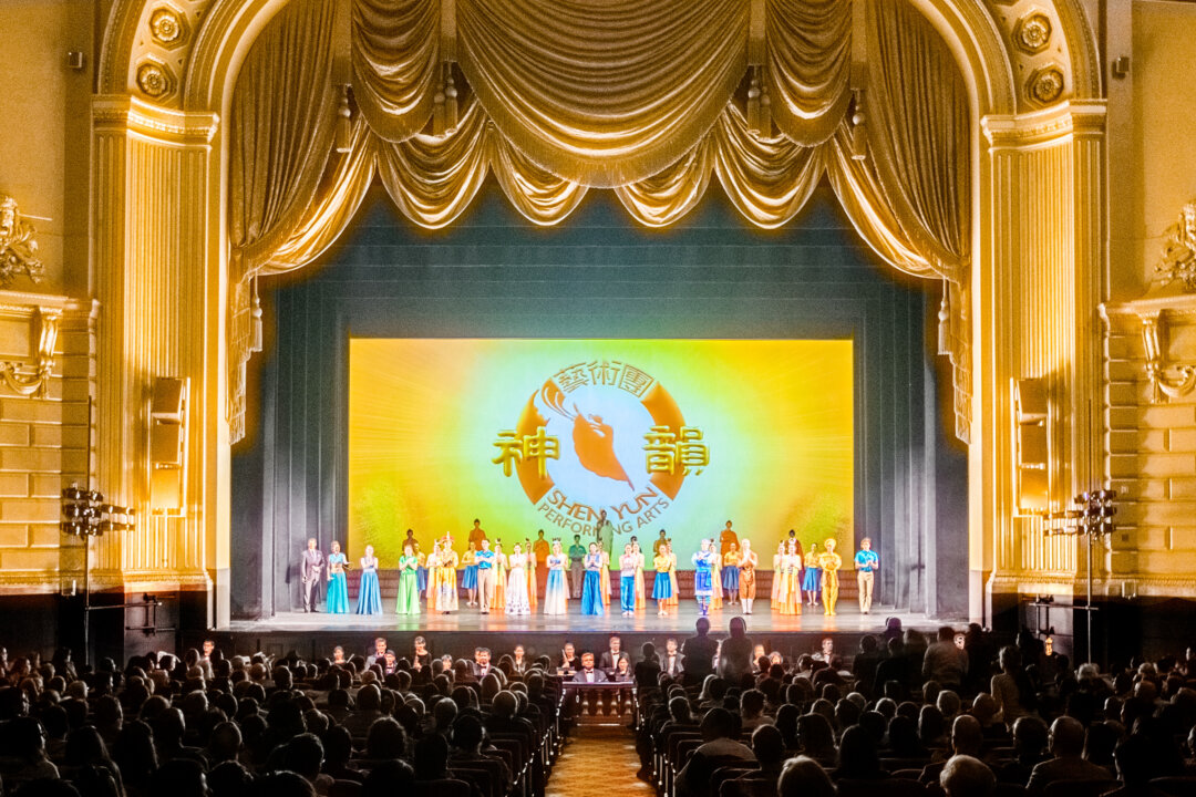 Shen Yun Performing Arts World Company's curtain call at the War Memorial Opera House, in San Francisco on Jan. 10, 2016. (Leo Timm/Epoch Times)