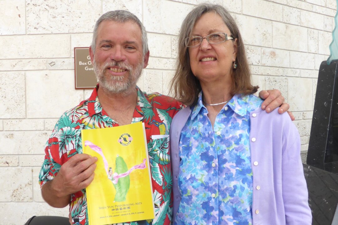 Bill and Jenny Detzner enjoying Shen Yun Performing Arts for the fourth time at the Broward Center for the Performing Arts on Jan. 10, 2016. (Mary Yuan/Epoch Times)