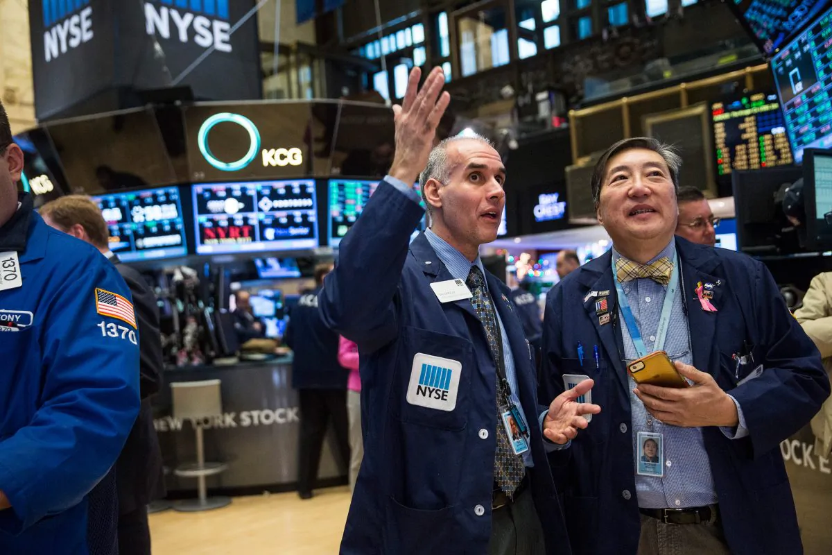 Traders work on the floor of the New York Stock Exchange during the morning of January 8, 2016 in New York. U.S. markets have declined over the past week due to market losses in China.  (Photo by Andrew Burton/Getty Images)
