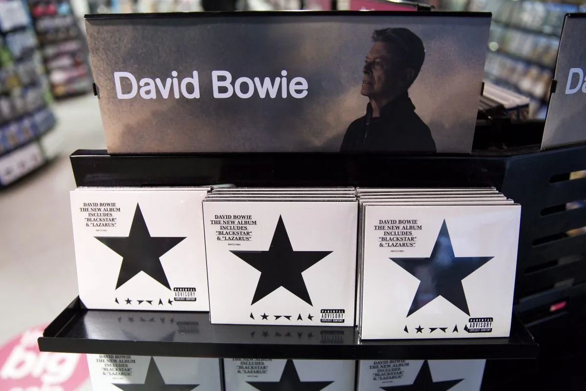 Copies of 'Blackstar' the latest album by British musician David Bowie are on sale in a branch of HMV in central London on January 11, 2016. (JUSTIN TALLIS/AFP/Getty Images)
AFP PHOTO / JUSTIN TALLIS / AFP / JUSTIN TALLIS        (Photo credit should read JUSTIN TALLIS/AFP/Getty Images)