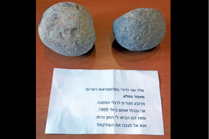 Two ancient Roman artifacts and a note left together at a museum in Be'er Sheva, Israel, in July 2015. (Courtesy of the Israel Antiques Authority)