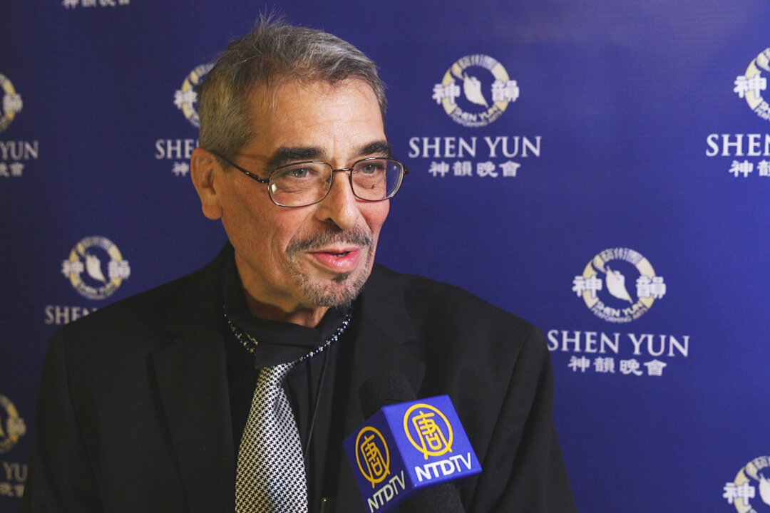Mr. Bennett Horton Jr. said, “I learned to say I love Shen Yun,” during the performance. “It was the first Chinese words I ever spoke that I know of; and yet it wasn’t all that foreign.” Mr. Horton saw Shen Yun Performing Arts at Knoxville’s Tennessee Theatre on Jan. 13, 2016 (Courtesy of NTD Television)