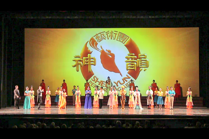 Shen Yun Performing Arts New York Company's curtain call at the Lakeland Center in Lskeland, Florida, on Jan. 5, 2016. (The Epoch Times)