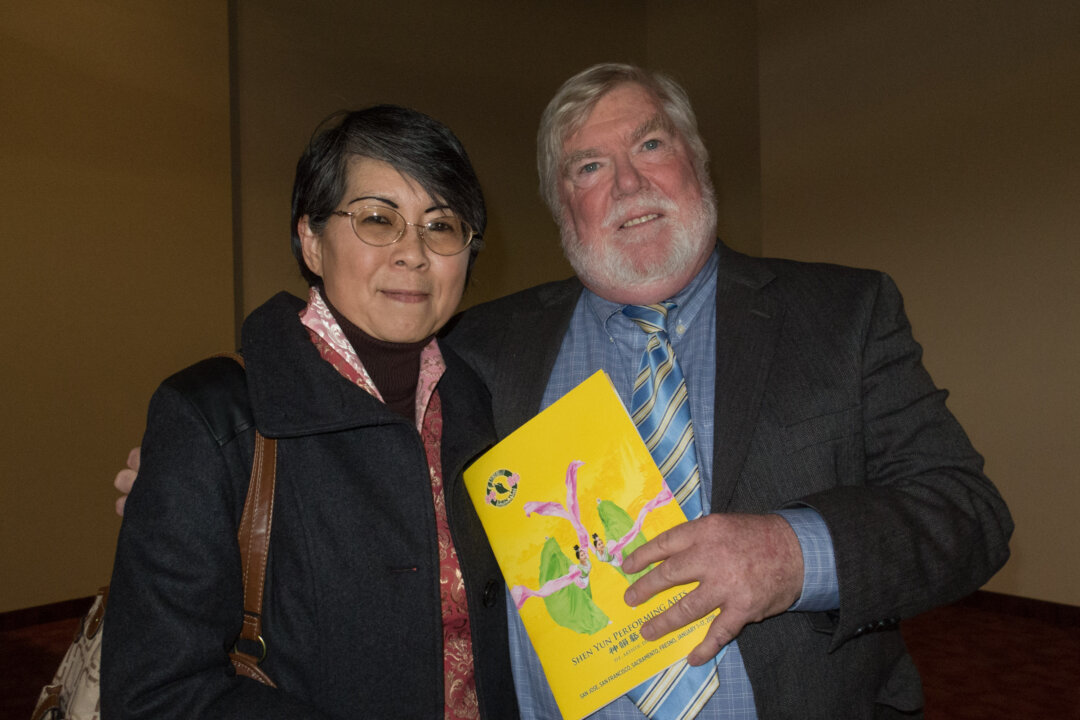 Paul Hurley and his companion enjoy Shen Yun Performing Arts at Fresno's William Saroyan Theater on Jan. 17, 2016. (Alex Ma/Epoch Times)