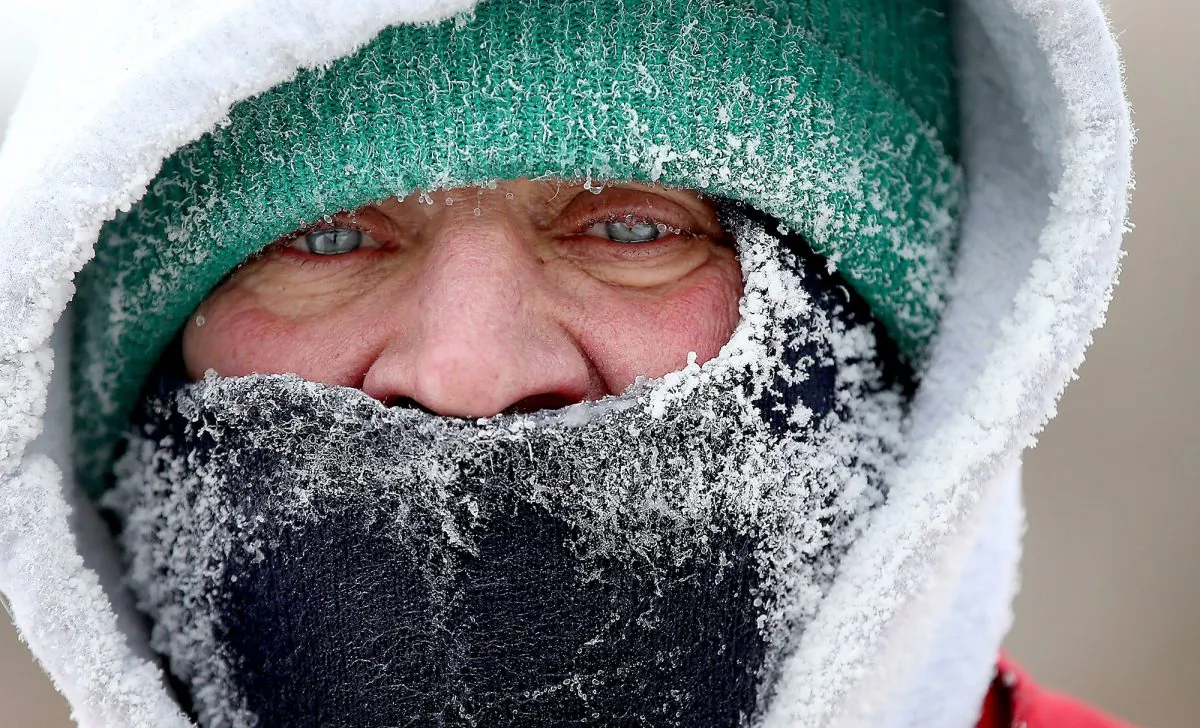 Rich Walter braves frigid temperatures to run around Lake Harriet in Minneapolis, Minn., on Jan. 18, 2016. Bitter cold temperatures and dangerous wind chills are keeping Minnesotans in the deep freeze for a third day. (Elizabeth Flores/Star Tribune via AP)