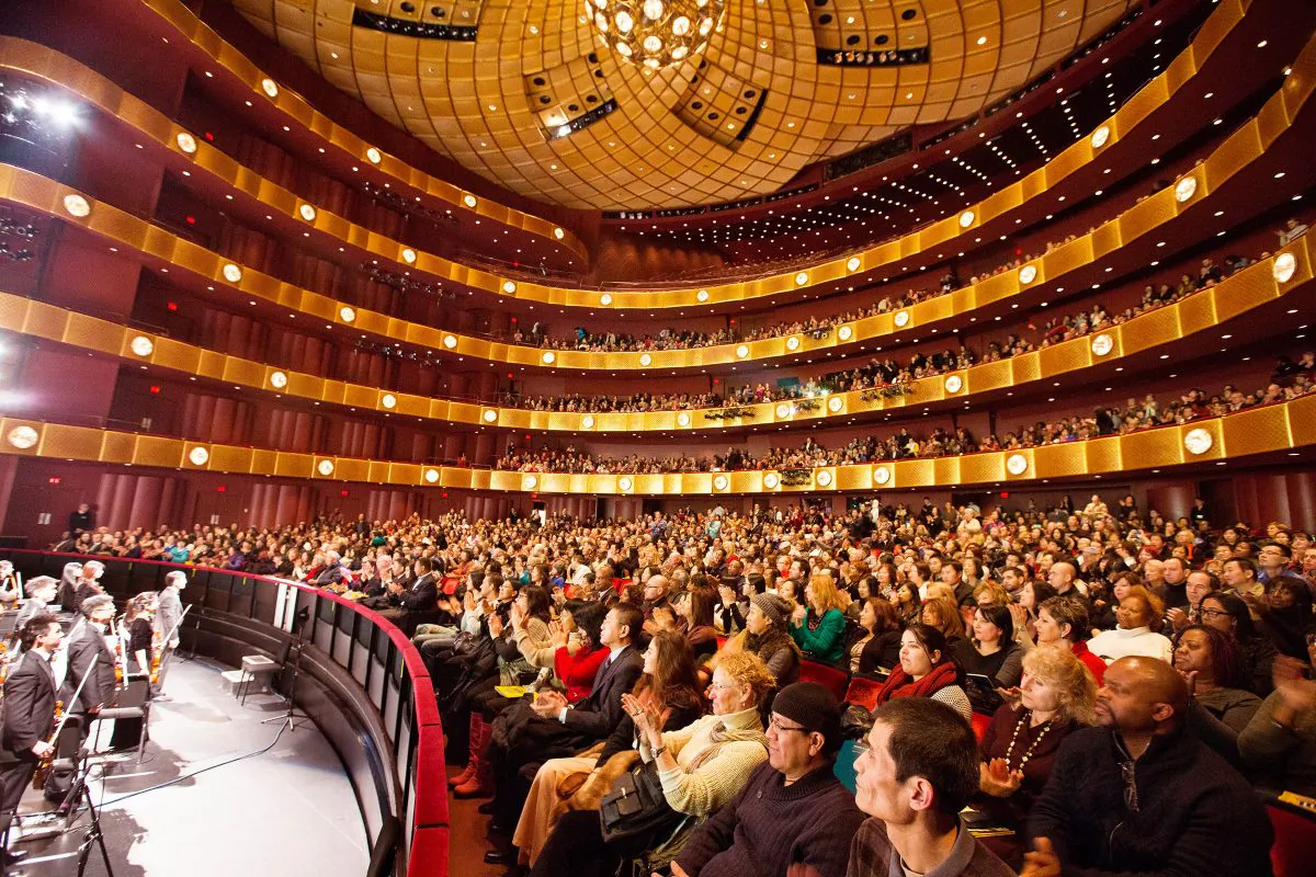 Shen Yun Performing Arts New York Company's curtain call at Lincoln Center, on Jan. 13, 2016. (Larry Dye/Epoch Times)
