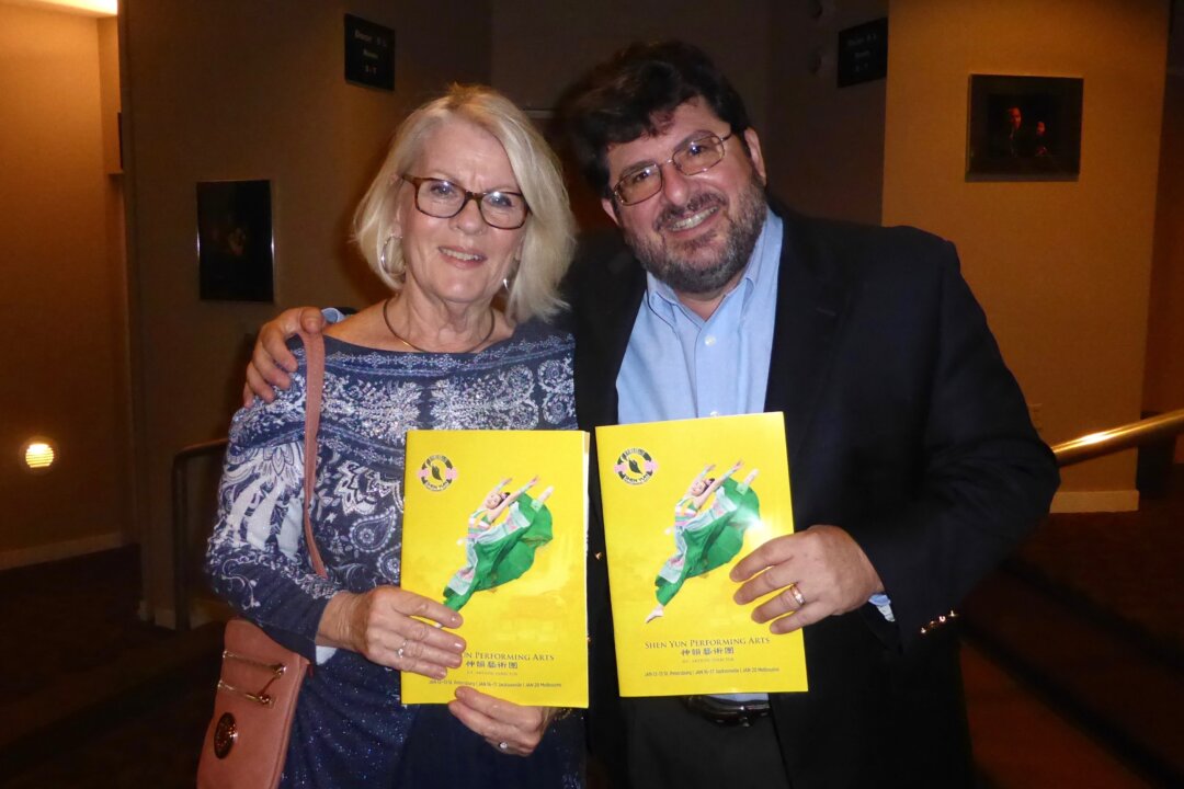 Chris and Larry Goldstein enjoy a Shen Yun Performing Arts spectacle at the King Center for the Performing Arts in Melbourne, Florida, on Jan. 20, 2016. (Courtesy of NTD Television)