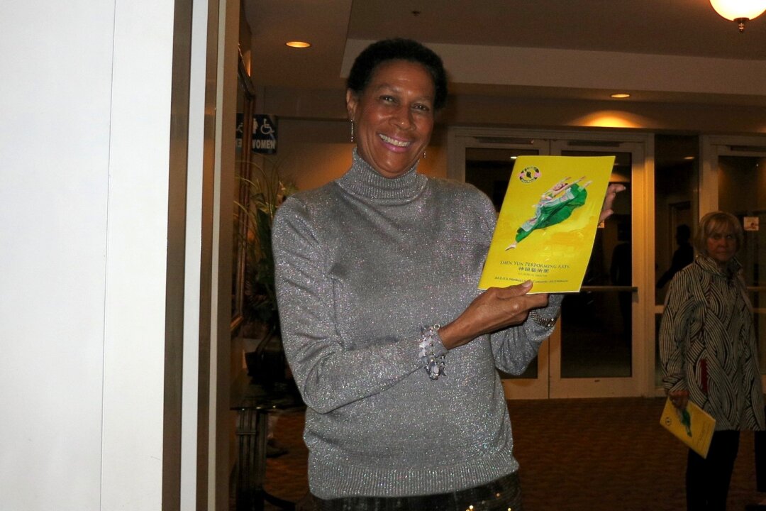  Linda Jones, an actress and model, attended the Jan. 20 evening performance of Shen Yun Performing Arts after having promoted the show to friends around town.
(Sally Sun/Epoch Times)