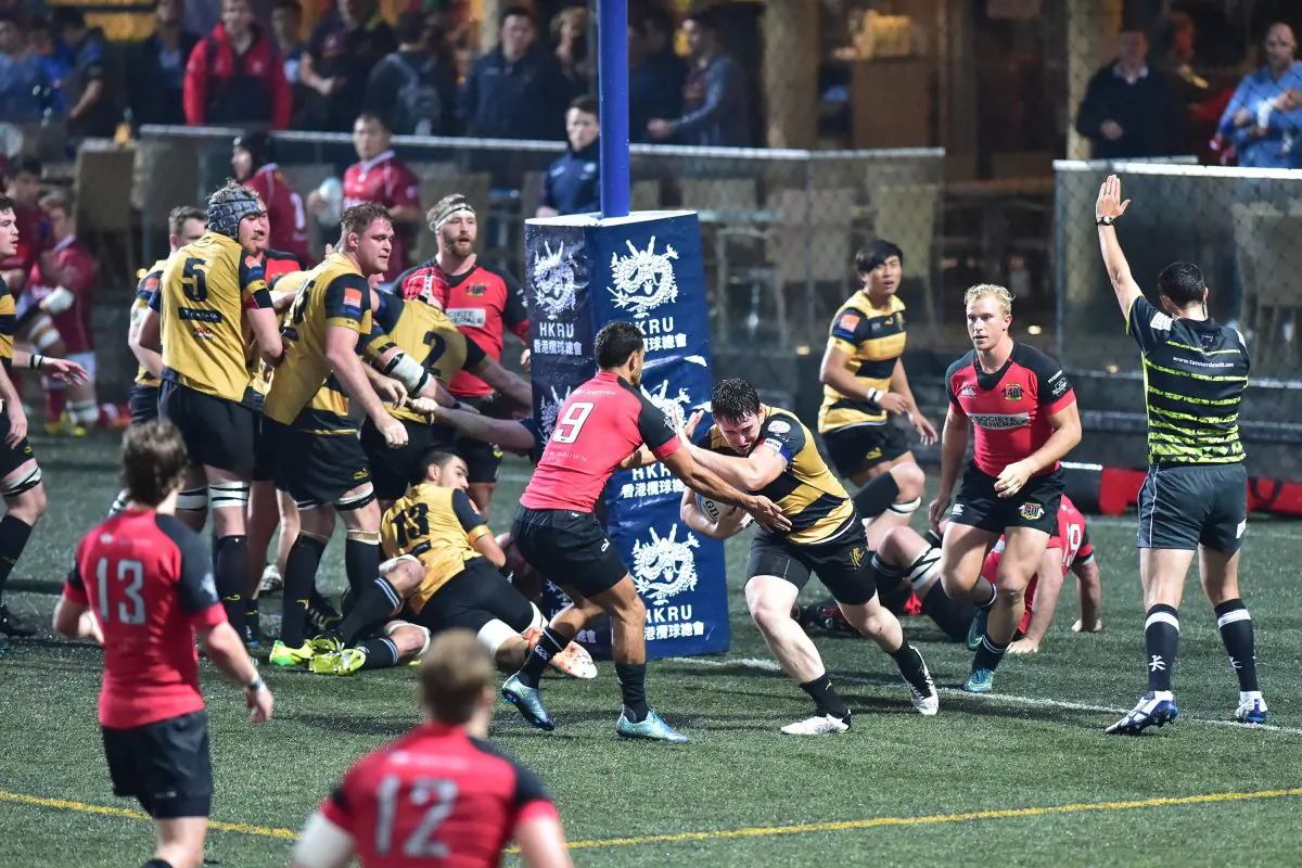 Important play: Valley are awarded a penalty try when 14-10 down against USRC Tigers, 25 mins into the second half, Tigers hit back with the runaway try by No 11 Chester Mbekela to take them to 19-17 but Ben Rimene converts a penalty for Valley to clinch a tight match 20-19 in the HKRFU Premiership match at Sports Road on Saturday Jan 16, 2016. (Bill Cox/Epoch Times)
