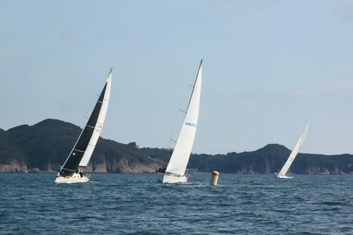 (L to R) ‘Talkinghead’, ‘Ichiban’ and ‘Outrageous’ that finished in 33rd, 2nd and 6th place overall respectively rounding a mark in the Pursuit Race (Race-2) of the Hebe Haven Yacht Club Kowloon Cup on Sunday Jan 17, 2016. (Vivian Ngan)