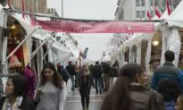 US Consumer to Help Economy Stave Off Recession Threat