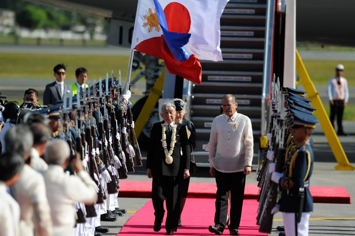 Emperor Akihito and Empress Michiko are welcomed by Philippine president Benigno Aquino during their arrival at Ninoy Aquino International Airport on January 26, 2016 in Manila, Philippines. (Dondi Tawatao/Getty Images)