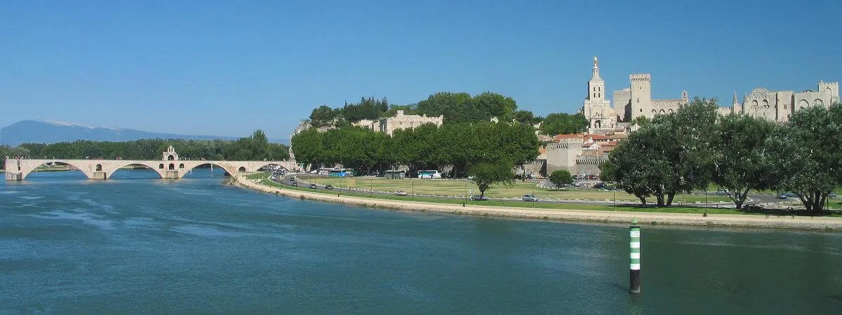 The Rhône River at Avignon. Uniworld's Rhône cruise begins in Beaune and ends in Avignon. (Rolf Süssbrich/Wikimedia Commons)