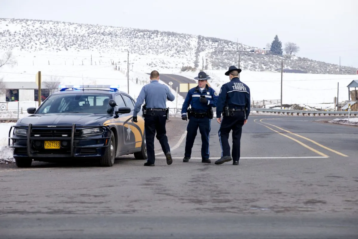Oregon State Police man a roadblock at the intersection of highways 395 and 20 outside of Burns, Ore., Wednesday morning, Jan. 27, 2016. (Dave Killen/The Oregonian via AP)