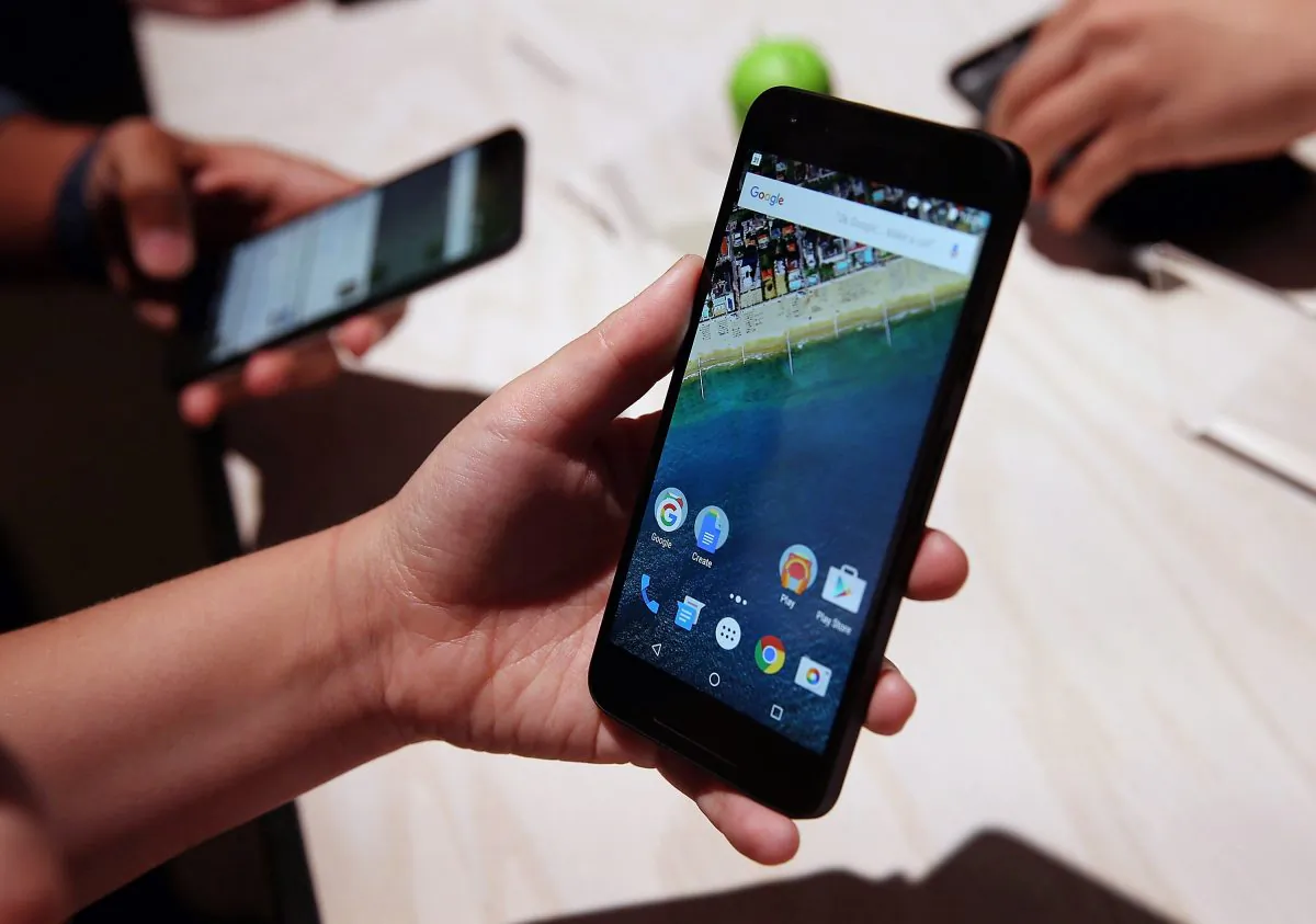 An attendee inspects the new Nexus 5X phone during a Google media event on September 29, 2015 in San Francisco, California. (Justin Sullivan/Getty Images)
