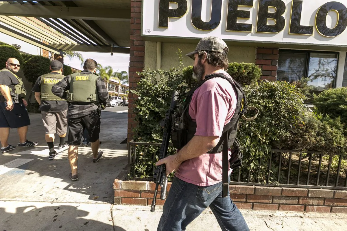 Orange County Sheriff agents search the back of a hotel for escaped inmates in Santa Ana, Calif., on Jan. 29, 2016. (AP Photo/Damian Dovarganes)