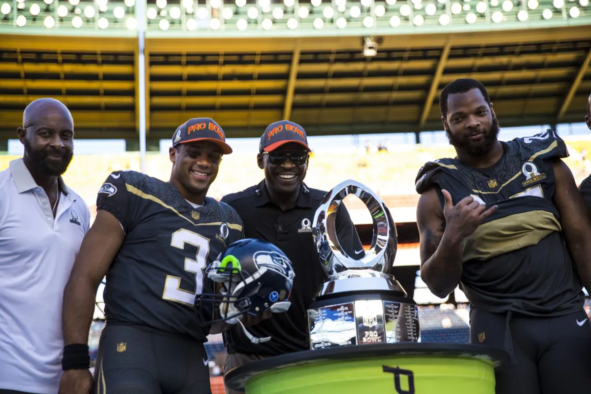 Pro Bowl participants (L-R) Jerry Rice, Russell Wilson, Michael Irvin, and Michael Bennett pose with the Pro Bowl Trophy after Team Irvin defeated Team Rice 49–27. (Kent Nishimura/Getty Images) 