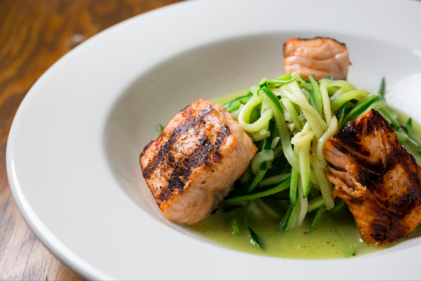 Zucchini noodles with salmon. (Samira Bouaou/Epoch Times)