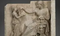 Some People Are Saying This Ancient Greek Sculpture Depicts a Laptop