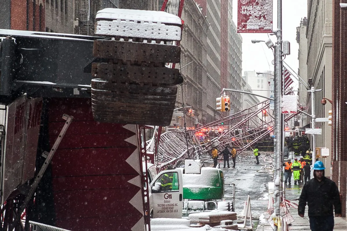 Collapsed crane on Worth St. in Tribeca, New York, on Feb. 5, 2015. (Petr Svab/Epoch Times)