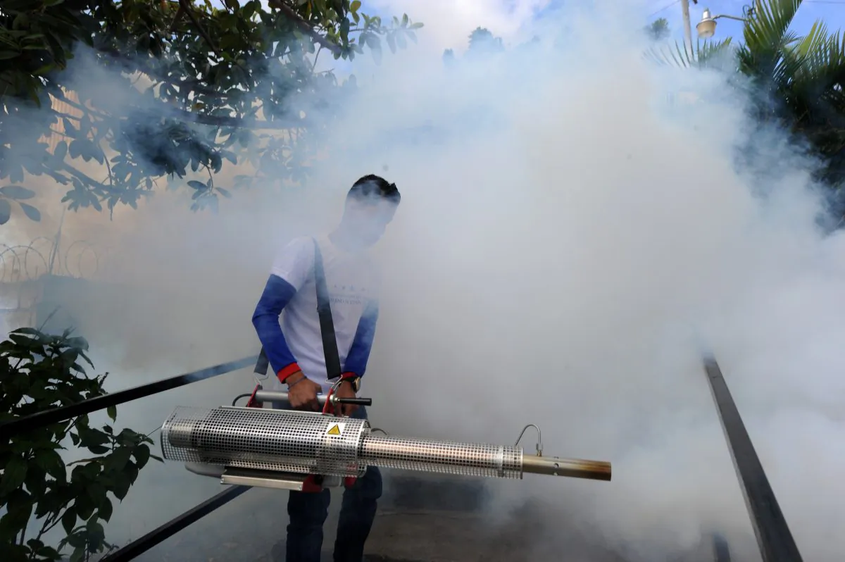 A young man helps soldiers in the fight against Aedes Aegypti mosquito that transmits Zika virus, as well as viral diseases such as dengue and chikungunya, in Tegucigalpa, Honduras, on Feb. 6, 2016. (Orlando Sierra/AFP/Getty Images)