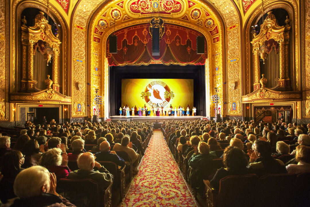 Shen Yun Performing Arts Touring Company's curtain call at the Providence Performing Arts Centre, on Feb. 6, 2016. (Evan Ning/Epoch Times)