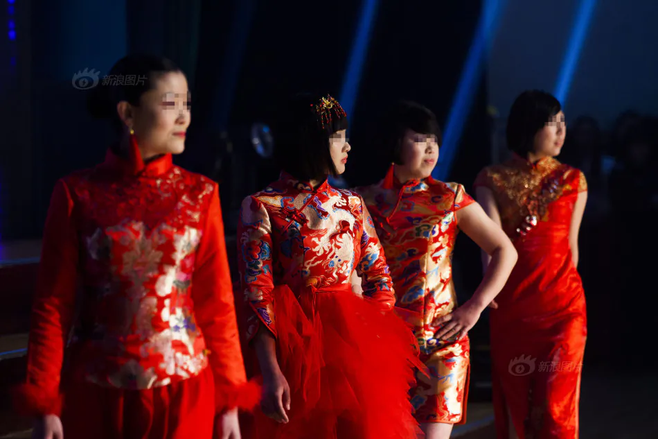 Prisoners and prison guards dress up for a fashion show in Jilin Women’s Prison in Jilin Province on Feb. 3. (Screen shot of Sina.com)