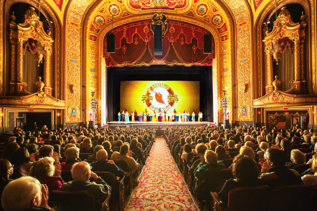 Shen Yun Performing Arts Touring Company's curtain call at the Providence Performing Arts Centre, on Feb. 6, 2016. (Evan Ning/Epoch Times)