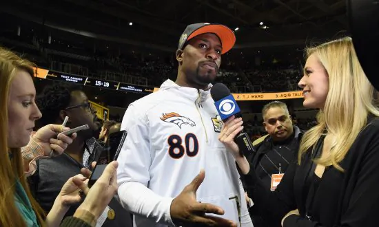 Broncos Tight End Vernon Davis Surprises 18-Year-old Cancer Patient With Super Bowl Tickets