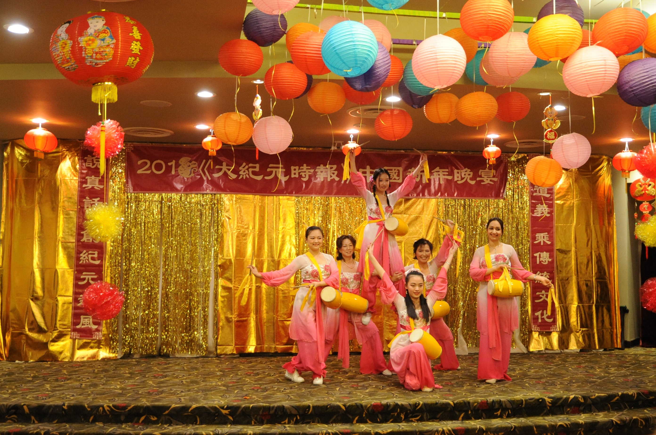 A traditional Chinese waist drum performance by Epoch Times staff at the Epoch Times Chinese New Year celebration event in Edmonton on Feb. 6, 2016 (Jerry Wu/Epoch Times)
