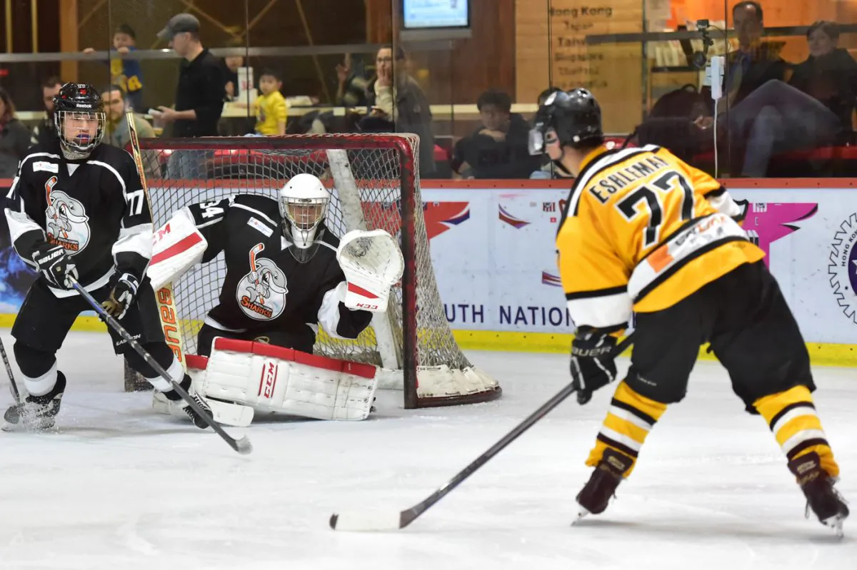 With 4 goals on the night, Lucas Eshleman of Hong Kong Tycoons lines up for a strike at the South China Shark’s goal during their CIHL match at Mega Ice on Thursday Feb 4, 2016.
Caption: (Cox/Epoch Times)