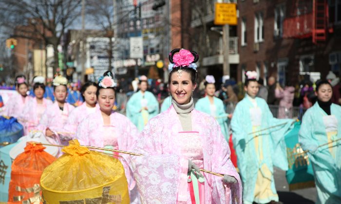 Falun Gong practitioners take part in the Chinese Lunar New Year parade in Flushing, Queens, N.Y., on Feb. 13, 2016. (Benjamin Chasteen/Epoch Times)
