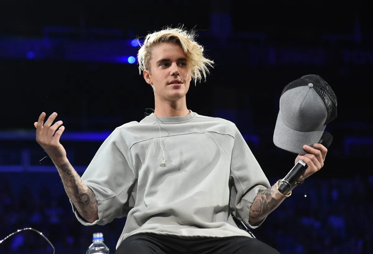 Justin Bieber performs onstage during An Evening With Justin Bieber at Staples Center on November 13, 2015 in Los Angeles, California. (Jason Merritt/Getty Images for Universal Music)