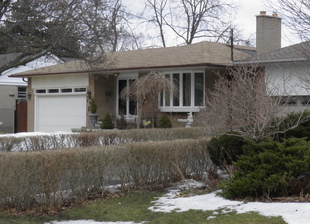 A  single family home in Toronto. Along with Vancouver, Toronto is skewing national averages for sales and price appreciation. (Epoch Times Staff)