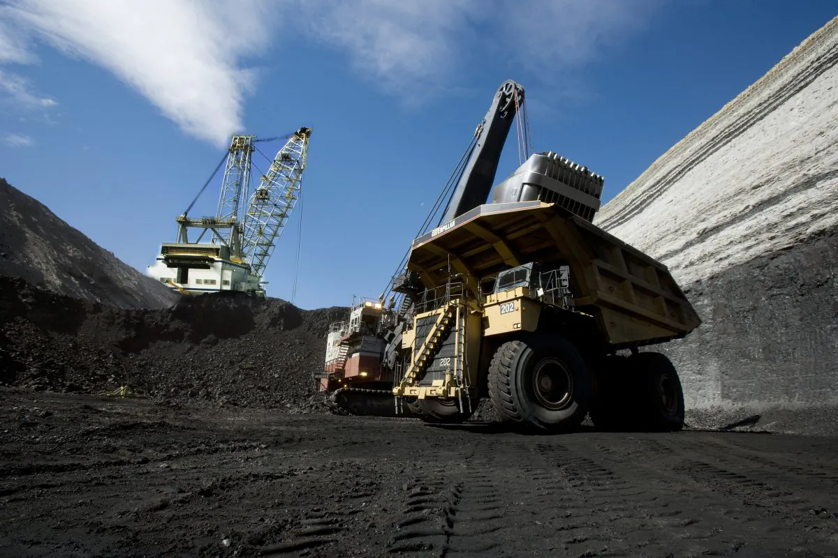 Drag line and coal haul truck at North Antelope Rochelle Mine, Wyo. (Peabody Energy/Wikimedia, CC BY)