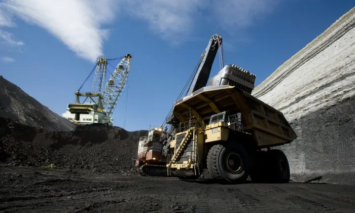 Drag line and coal haul truck at North Antelope Rochelle Mine, Wyo. (Peabody Energy/Wikimedia, CC BY)