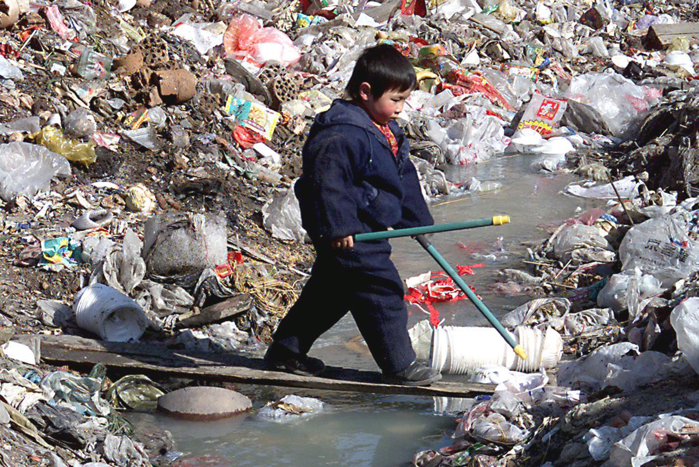 Основные экологические проблемы китая. Река Янцзы загрязнение. Загрязнение Китая. Экология Китая. Мусорные реки в Китае.